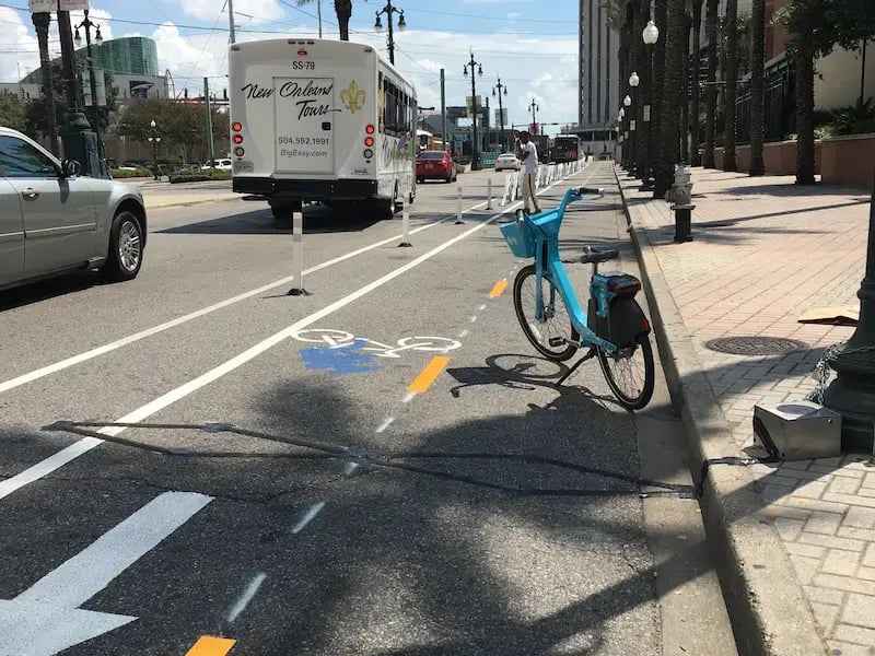 EASY ZELT_COM_URB_US_NEW_ORLEANS_2-loop protected bike lanes