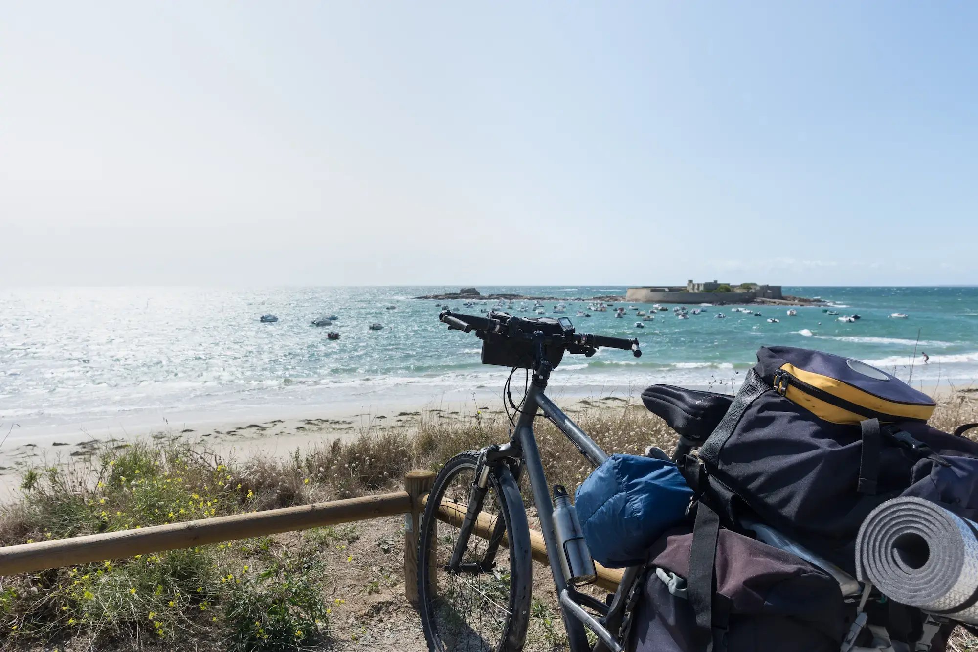 Fahrradtourist in der Bretagne