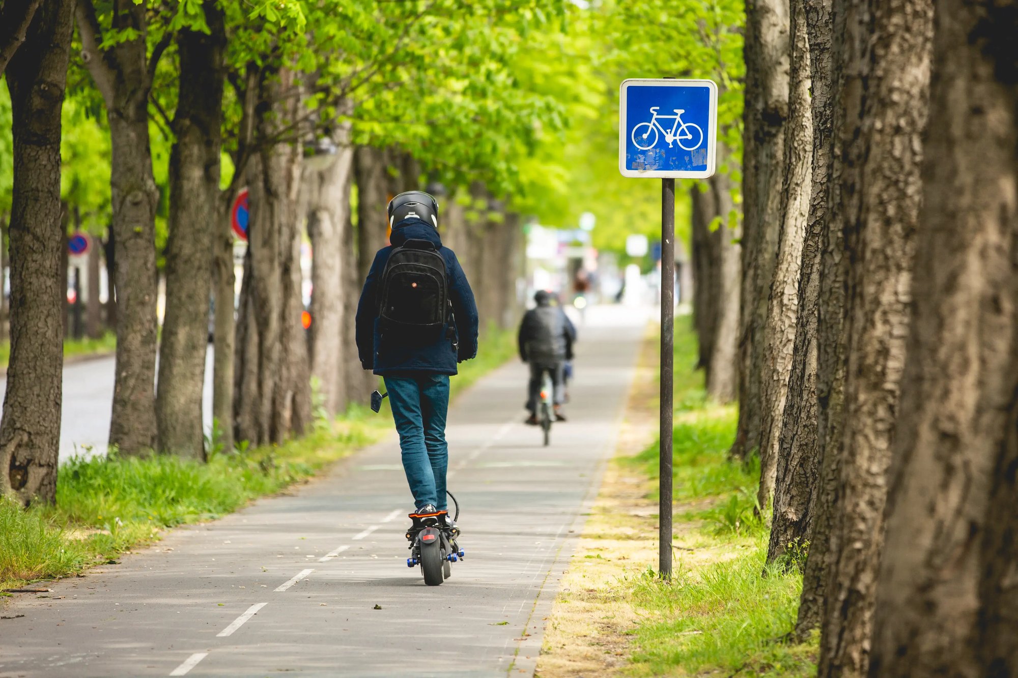 Rollerfahrer und Radfahrer auf dem Radweg