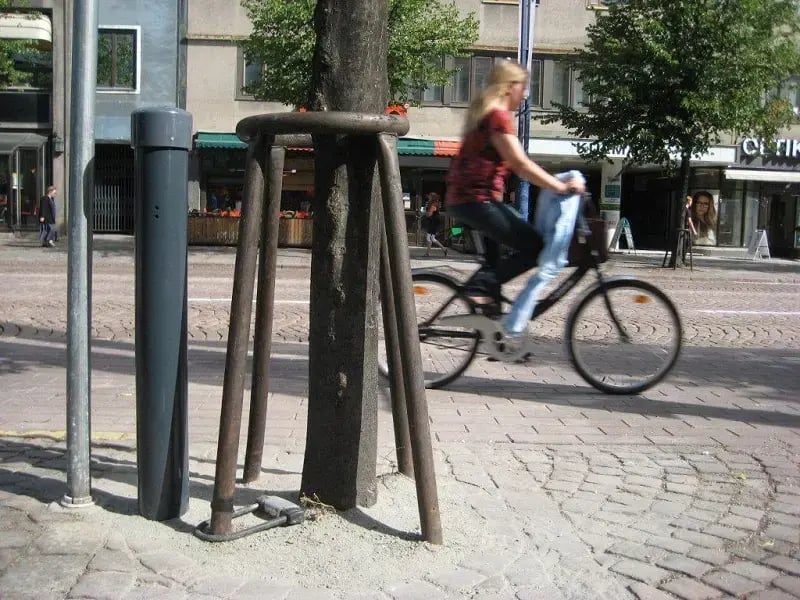 Der unauffällige Zähler für Fußgänger, Radfahrer und Tretroller fügt sich in die städtische Umgebung ein.