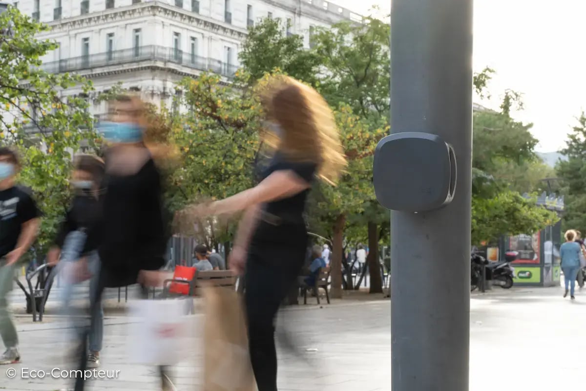 Die Besucher einer Straße zu zählen ist einfach mit der PYRO-Box Evo, einem diskreten Personenzähler.