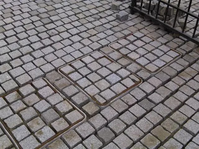 Zählen Sie die Fußgänger unter dem Asphalt, der Erde oder den Pflastersteinen.