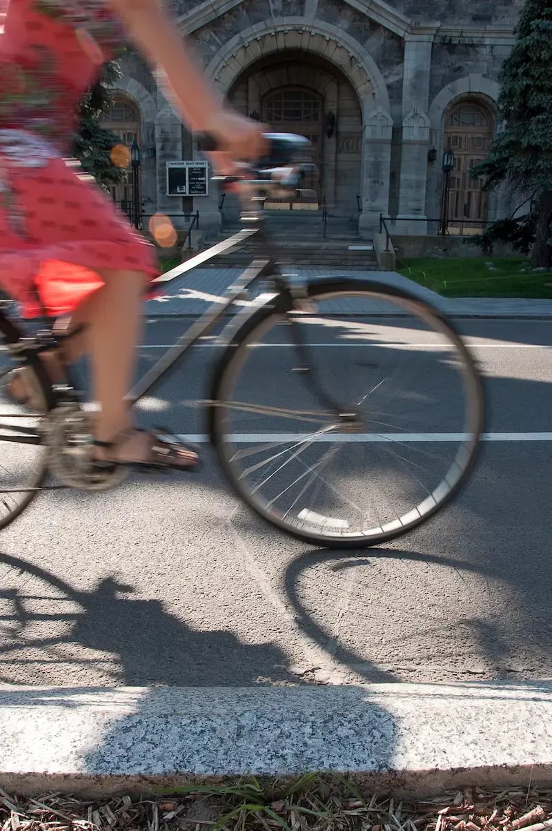 Radfahrer in der Stadt zu zählen, ihre Geschwindigkeit und Richtung zu kennen oder sie von Tretrollern zu unterscheiden, ist mit ZELT Evo möglich.